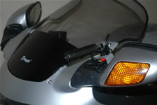 Mini caméra installée sur le rétroviseur d'une moto